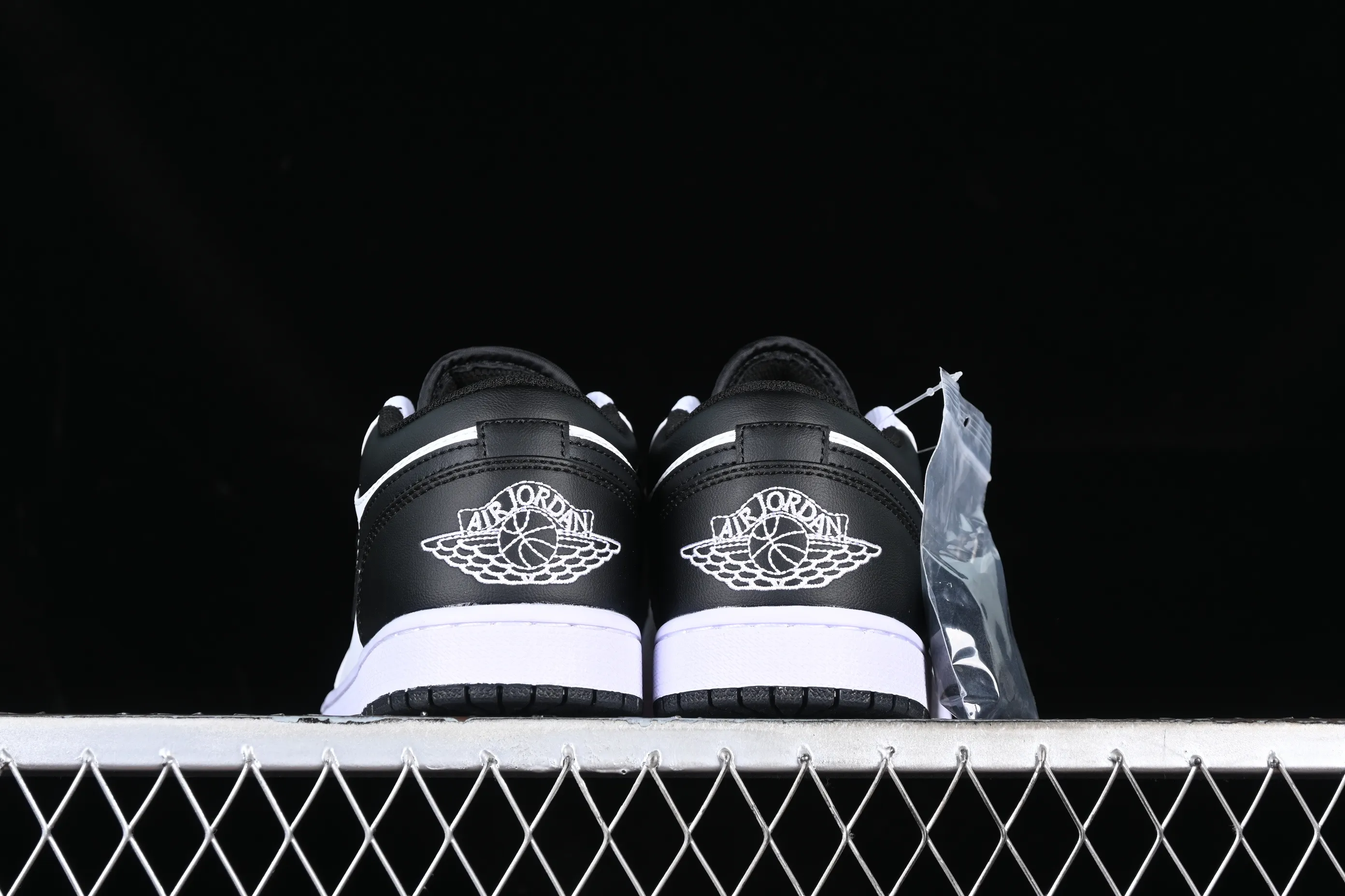 All categories Air Jordan Jordan series basketball shoes Air Jordan 1 Low Z version Air Jordan 1 Low "White and Black" AJ1 Joe 1 white and black color matching low-top cultural casual sneakers 553558-132